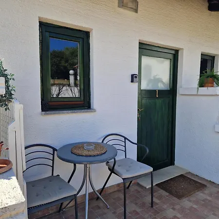 Lav Guest house